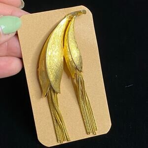 Vintage Gold Tone Leaf Feather Brooch Long Chain Tassel Fringe Dangle Pin 3.75"